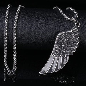 Collier pour homme avec pendentif plume en acier poli et chaîne à mailles carrées