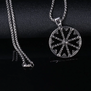 Collier avec pendentif roulette vintage en acier inoxydable et une chaîne box robuste