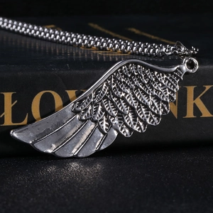 Collier avec pendentif aile d'ange en acier inoxydable au fini argenté vieilli rétro