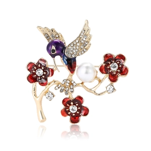 Exquisito broche de colibrí y flores en esmalte con perlas y cristales en base dorada