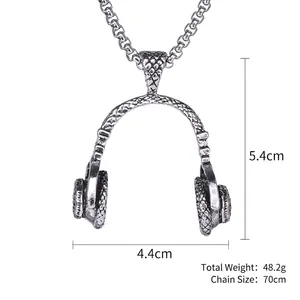 Collier pendentif casque hip hop en acier argenté vintage mesurant 5,4 cm par 4,4 cm