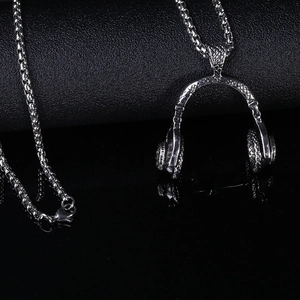 Vue détaillée d'un collier pendentif casque argenté avec une texture industrielle précise
