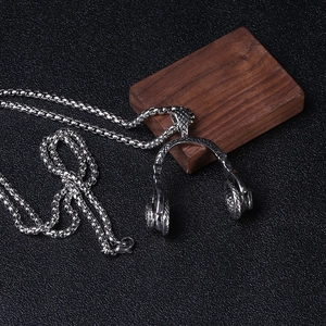Vue macro détaillée du pendentif casque vintage avec texture tissée sur surface noire
