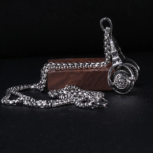 Collier avec pendentif casque rétro en acier inoxydable et chaîne à maillons argentés unisexe