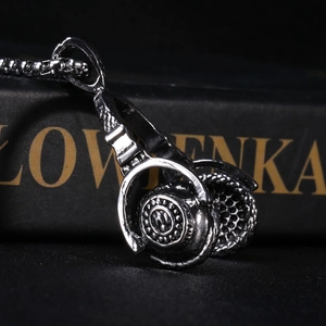 Collier avec pendentif casque de musique en acier inoxydable rétro style hip hop punk