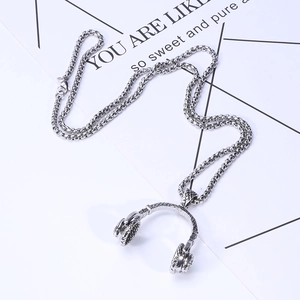 Détail macro d'un pendentif casque vintage sur une chaîne à mailles pour hommes et femmes