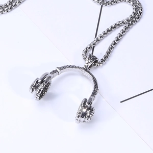 Détail macro du pendentif casque argenté texturé avec une chaîne à maillons ronds