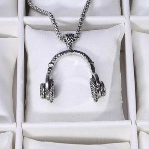 Gros plan du pendentif casque hip hop avec finition argent rétro et texture maillée
