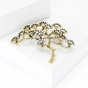 Détails de la broche branche de pin dorée vintage ornée de perles blanches élégantes