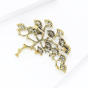Broche branche de pin vintage dorée avec texture corail et épingle de sûreté