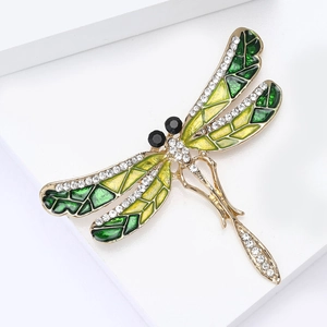 Détail d'une broche libellule avec émail dégradé vert et jaune et cristaux brillants
