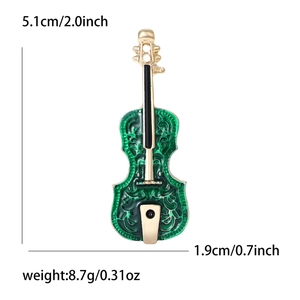 Broche violon élégante en émail vert avec détails dorés et dimensions précises