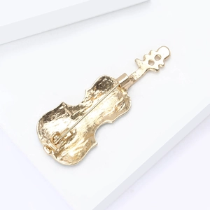 Vue arrière de l'élégante broche violon dorée avec métal texturé et fermoir à épingle