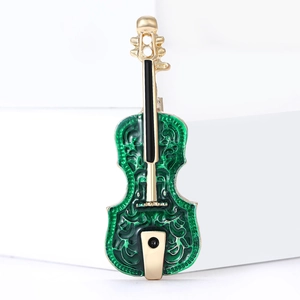Broche violon élégante en émail vert avec vignes dorées pour tenue de luxe classique
