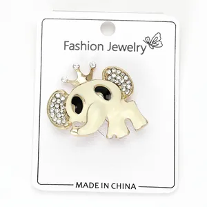 Vue détaillée de la broche éléphant avec émail crème et couronne étincelante en strass
