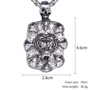 Collier rétro punk avec pendentif tête de tigre, détail de crâne et chaîne de 70cm