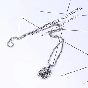Gros plan du pendentif tête de lion en argent vintage avec grosse chaîne ronde