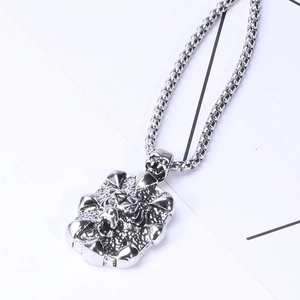 Détail d'un collier punk en acier inoxydable avec pendentif tête de tigre et chaîne à billes