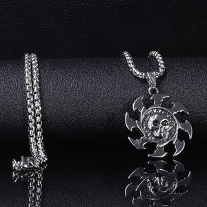 Collier pendentif crâne argenté style punk avec design denté sur socle en cuir noir