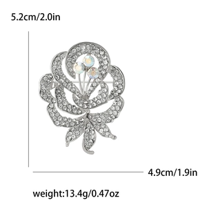 Vue détaillée de la broche fleur en strass argenté avec dimensions et poids du produit
