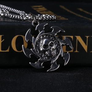 Collier pendentif crâne punk vintage avec motif roue de feu sur une chaîne de boîte