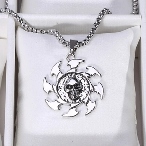 Détail macro du pendentif crâne gothique avec bord dentelé sur une chaîne box