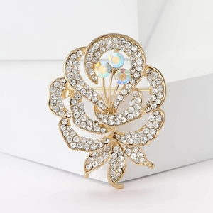 Broche fleur dorée élégante avec strass blancs et cristaux irisés pour tailleurs