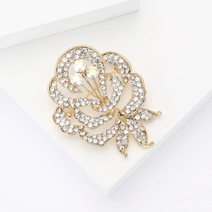 Broche florale dorée exquise avec strass étincelants et cristaux AB sur un support blanc