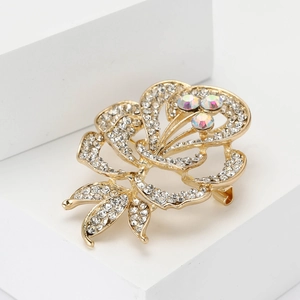 Élégante broche fleur en strass avec pétales dorés ajourés sur bloc géométrique blanc