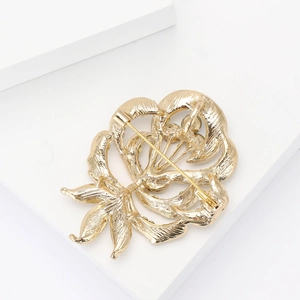 Vue arrière d'une broche fleur dorée avec structure en alliage creux et fermoir à épingle