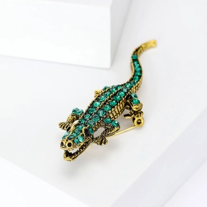 Elegant emerald green rhinestone crocodile brooch pin in vintage gold tone alloy metal