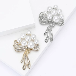 Élégante Broche Bouquet de Fleurs en Alliage pour Femmes Künstliche Perle d'Imitation Strass Ruban Bijoux de Mode pour Mariage Fête Bureau Robe