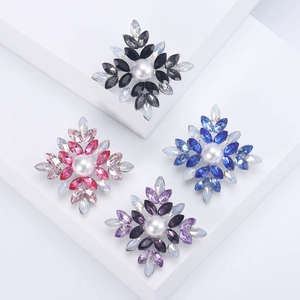 Vintage Alloy Rhinestone Flower Brooch For Women Elegant Crystal Snowflake Brooch Pin With Faux Artificial Pearl Jewelry For Wedding Party