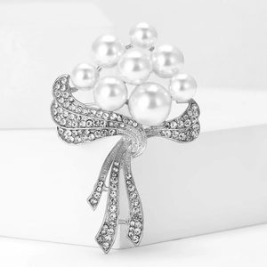 Élégante broche fleur argentée avec perles blanches et strass brillants pour femme
