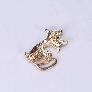 Vergulde emaille kattenbroche met getextureerde metalen achterkant en veilige speldsluiting