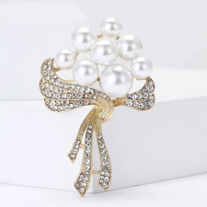 Broche fleur dorée élégante ornée de sept perles blanches et rubans en cristal brillant