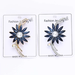 Détails de broches fleurs en cristal bleu avec perles et strass sur socle en or et argent