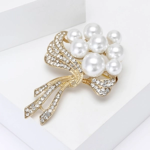 Élégante broche fleur dorée avec perles blanches et cristaux brillants pour pulls femmes