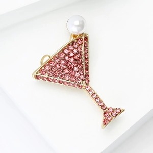 Vue détaillée de la broche en verre à martini avec strass roses et perle blanche
