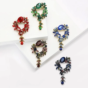 Broches panier de fleurs élégantes en alliage avec strass et pendentifs en cristal