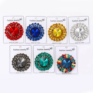 Detailansicht von 7-teiligem Sonnenblumen-Broschen-Set in verschiedenen Farben