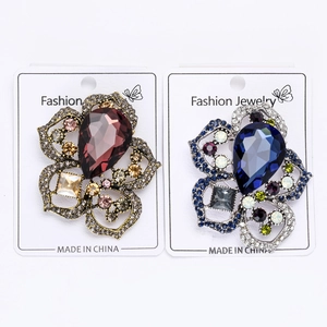 Vista detallada de los broches de flor de amapola con cristales vintage y brillantes strass