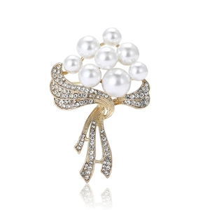 Élégante broche fleur en alliage doré avec perles blanches et détails en cristal