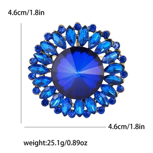 Detailansicht der 4,6 cm großen Blumenbrosche mit blauen Strasssteinen und Kristallen