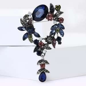 Broche panier floral vintage avec strass bleus et pampille goutte sur blocs blancs