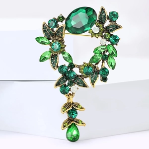 Broche vintage dorée avec cristaux verts et pendentif goutte au design floral