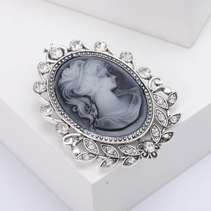 Spilla vintage cammeo con rilievo di ritratto femminile in argento e cristalli brillanti