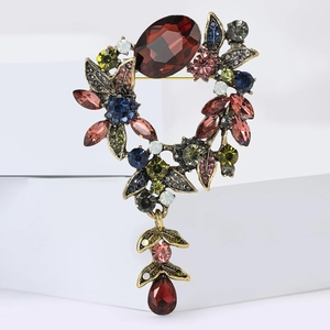 Broche couronne dorée vintage avec strass rouge rubis et pendentifs en cristal coloré