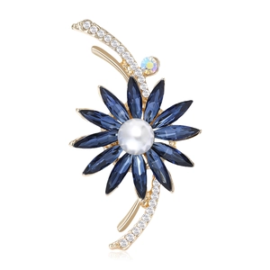 Broche florale élégante avec cristaux bleus, perle blanche et accents dorés