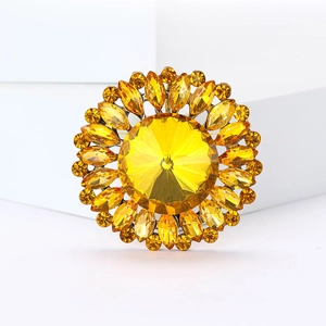 Detailansicht der Sonnenblumen-Brosche mit bernsteinfarbenem Kristall und Goldbasis